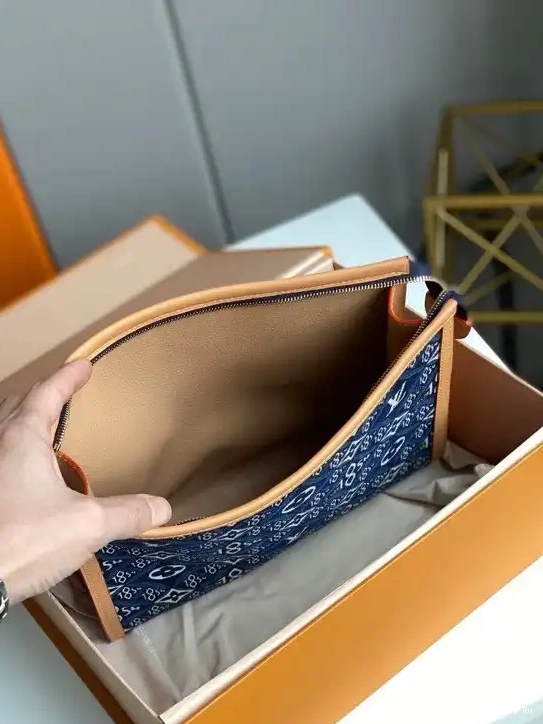 TOILETRY VUITTON POUCH SINCE LOUIS 1854 26 0521
